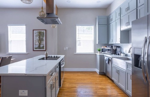 Eastside Promise Neighborhood House | Chic 3BD/2BA Getaway | King Bed | 1mi to Downtown
