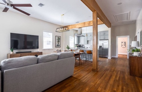 Eastside Promise Neighborhood House | Chic 3BD/2BA Getaway | King Bed | 1mi to Downtown