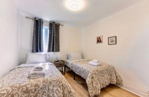 Laval-des-Rapides Apartment | Chic 3BR 5 Beds 5min walk to Metro Free Parking