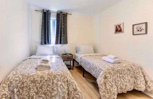 Laval-des-Rapides Apartment | Chic 3BR 5 Beds 5min walk to Metro Free Parking