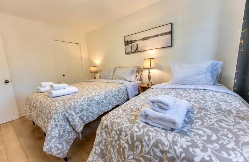 Laval-des-Rapides Apartment | Chic 3BR 5 Beds 5min walk to Metro Free Parking