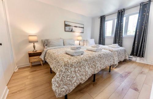 Laval-des-Rapides Apartment | Chic 3BR 5 Beds 5min walk to Metro Free Parking