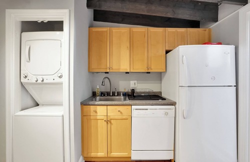 South Baltimore House | Chic 3BR Fed Hill Townhome. Walk to Stadiums, Inner Harbor, Bars, Eats and more