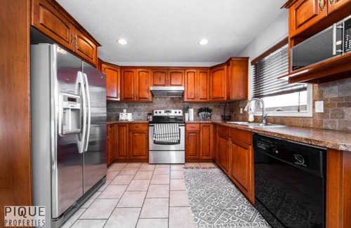 Jasper Place House | Chic 3BR Modern Home - Wi-Fi - Netflix - Sleeps 8!