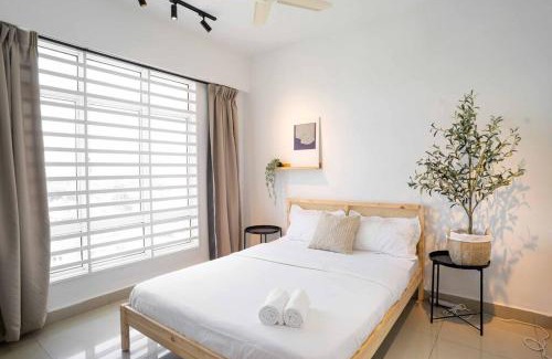 Taman Jubilee Apartment | Chic - 4 bedroom - Projector - Ipoh Town - Sleep8