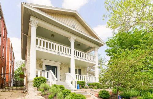 South Hyde Park House | Chic 4BR 3BA Historic Home Near Country Club Plaza