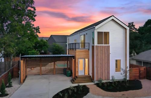 Galindo House | Chic 4BR Pool House - Steps to South 1st Street