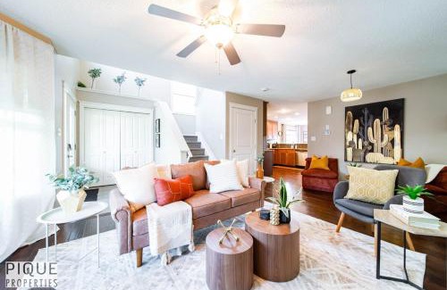 Southeast Edmonton Apartment | Chic 6BDRM Getaway - KingBed - Patio - BBQ - Garage - Wifi