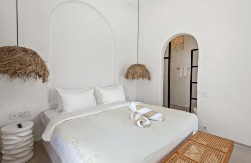 Taman Griya Villa | Chic All-White Villa with Pool and Fire Pit