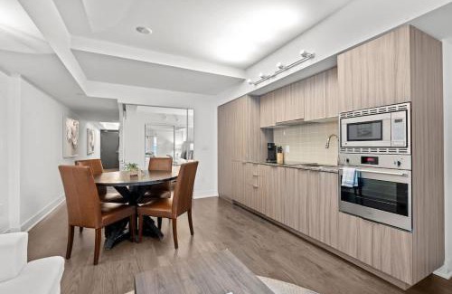 Bay Cloverhill Apartment | Chic and Central 2 Bedroom Condo in Downtown Toronto
