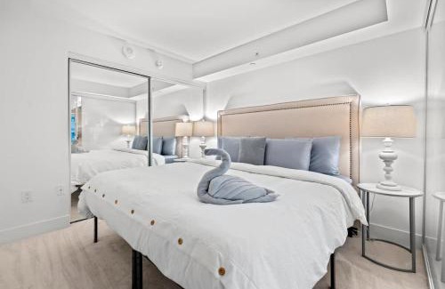 Bay Cloverhill Apartment | Chic and Central 2 Bedroom Condo in Downtown Toronto