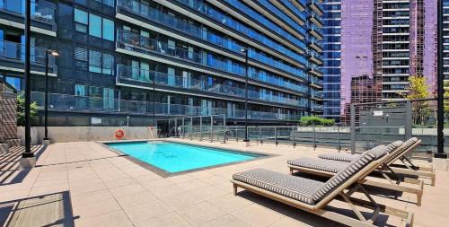 Bay Cloverhill Apartment | Chic and Central 2 Bedroom Condo in Downtown Toronto