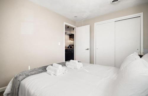 Peoria Apartment | Chic and Comfortable 1BR Apartment near Bradley U