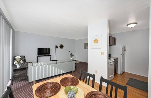 Mentor Apartment | Chic and Stylish 1-Bed Retreat for Traveling Professionals!