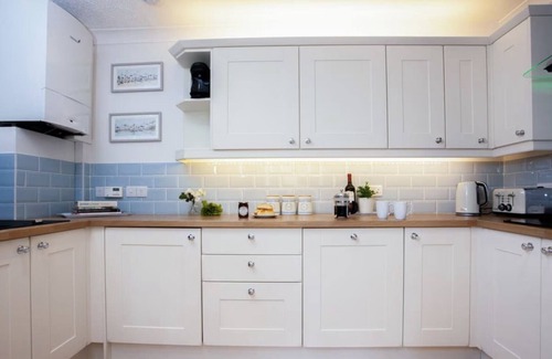 Babbacombe Apartment | Chic Apartment, 5 Mins Walk To Beach. Restaurants, Netflix & WiFi, Parking.
