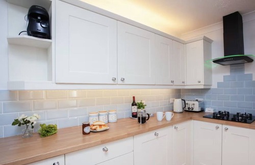 Babbacombe Apartment | Chic Apartment, 5 Mins Walk To Beach. Restaurants, Netflix & WiFi, Parking.
