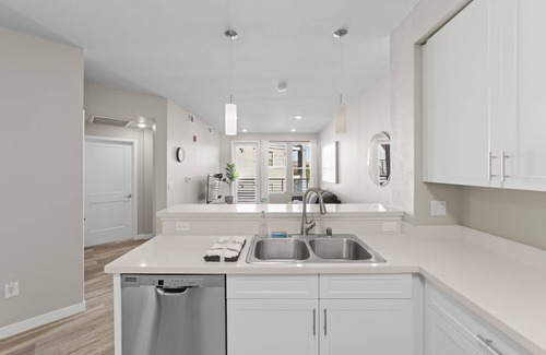 Sparks Apartment | Chic Apt w Jacuzzi Lake Front Nr Casino Imax