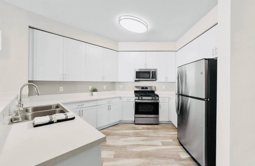 Sparks Apartment | Chic Apt w Jacuzzi Lake Front Nr Casino Imax