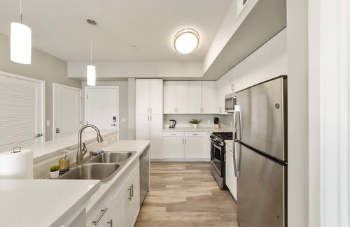 Sparks Apartment | Chic Apt w Jacuzzi Pool BBQ Mountain Views