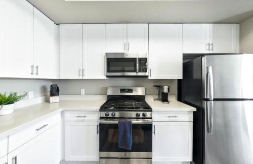 Sparks Apartment | Chic Apt w Jacuzzi, Pool, BBQ, & Mountain Views