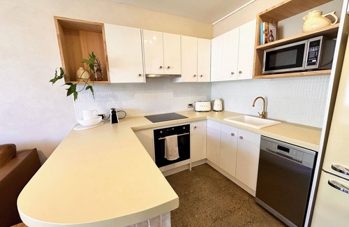 Coffs Harbour Apartment | Chic Beachside Escape: Modern 2-Bedroom Apartment in Beautiful Coffs Harbour