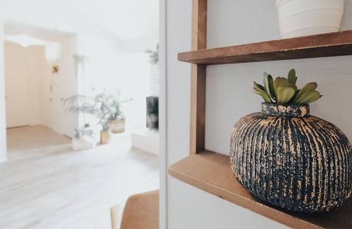 West Arlington House | Chic Boho Bungalow - Charming 2-Bedroom 15 minutes from AT&T Stadium