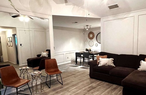 West Arlington House | Chic Boho Bungalow - Charming 2-Bedroom 15 minutes from AT&T Stadium