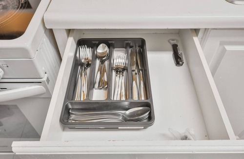 Whitby Apartment | Chic & Bright 1BR Apt with Free Wifi & Parking