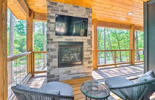 Broken Bow House | Chic Broken Bow Cabin with Hot Tub and Gas Grill!