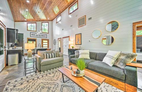Broken Bow House | Chic Broken Bow Cabin with Hot Tub and Gas Grill!
