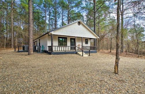 Hochatown Apartment | Chic Broken Bow Escape with Hot Tub and Fire Pit!