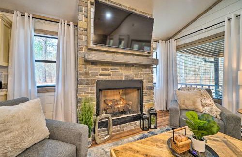 Hochatown Apartment | Chic Broken Bow Escape with Hot Tub and Fire Pit!