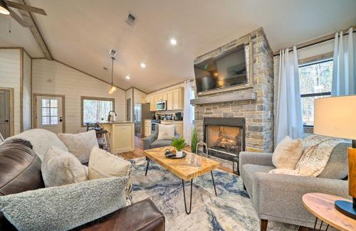 Hochatown Apartment | Chic Broken Bow Escape with Hot Tub and Fire Pit!