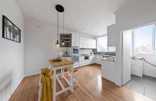 Caulfield North Apartment | Chic Caulfield North Retreat