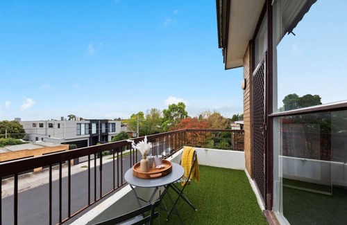 Caulfield North Apartment | Chic Caulfield North Retreat