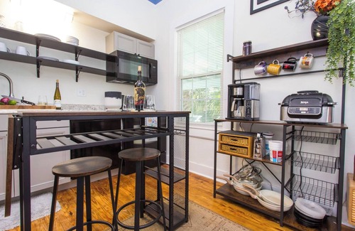 Old East Hill House | Chic & Central <10 to beach- Bubbles & WFH Ready!