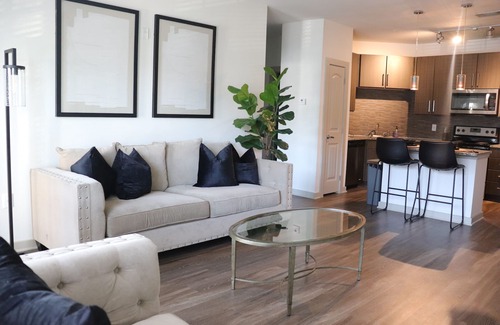 East Point Apartment | CHIC/CLEAN & COZY APARTMENT w/Free parking/Free wifi/Free Netflix