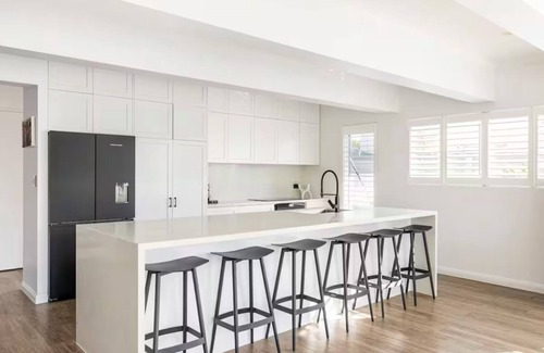 Broadbeach Waters House | Chic Coastal Waterside Stunner!