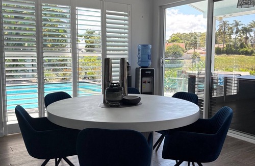 Broadbeach Waters House | Chic Coastal Waterside Stunner!