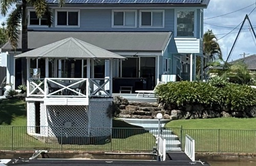 Broadbeach Waters House | Chic Coastal Waterside Stunner!