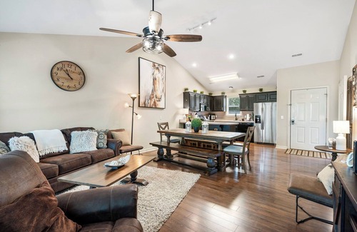 Branson West Condo | Chic Comfort in the Ozarks: 1 Bedroom Condo near Silver Dollar City