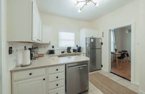 Jersey City Apartment | Chic & Comfortable 1 bed apt with Parking. Walking distance JSQ path. Sleeps 4.