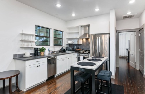 Tobin Hill Apartment | Chic Comforts in Tobin