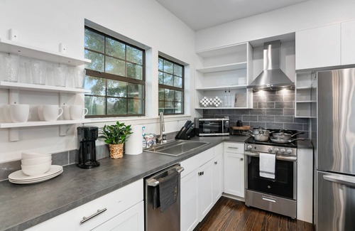 Tobin Hill Apartment | Chic Comforts in Tobin