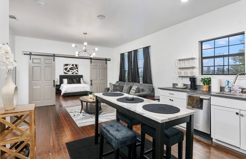 Tobin Hill Apartment | Chic Comforts in Tobin
