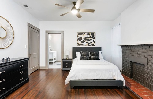 Tobin Hill Apartment | Chic Comforts in Tobin