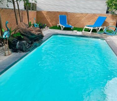 Longueuil Apartment | chic condo 15 mins to Downtown-Pool and BBQ