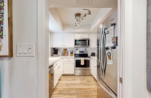 South Scottsdale Condo | Chic condo close to Old Town with shared pool & hot tub, private washer/dryer
