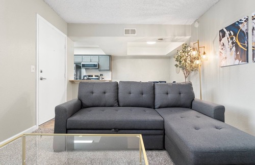 Camelback East Apartment | Chic Condo Near DT! Pool and Parking