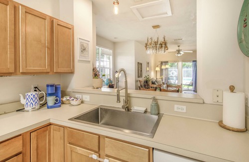 Gainesville House | Chic Condo w/Community Pool - Under 10 mins to UF